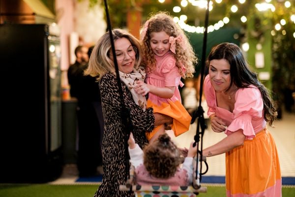 Rita Camata e Enza Camata, com Rafaella e Antonella
