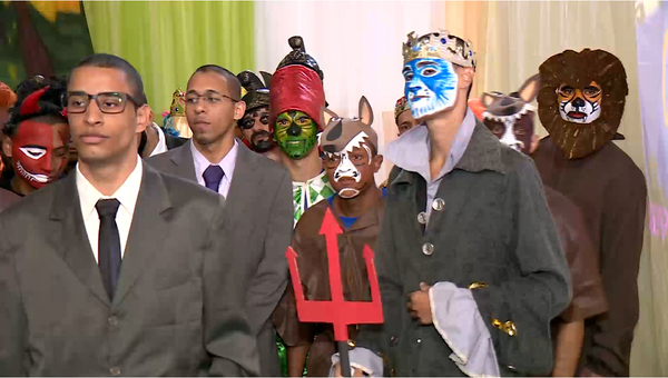 Atores preparados para entrar em cena no Centro de Detenção e Ressocialização de Linhares