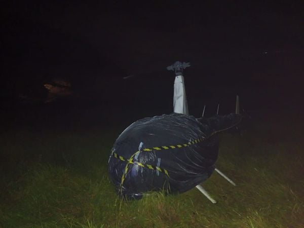 Helicóptero colide em fio de energia durante pouso forçado em Barra de São Francisco