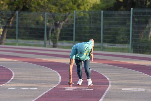 Paulo André retorna aos treinos na pista de atletismo da Ufes em Vitória.