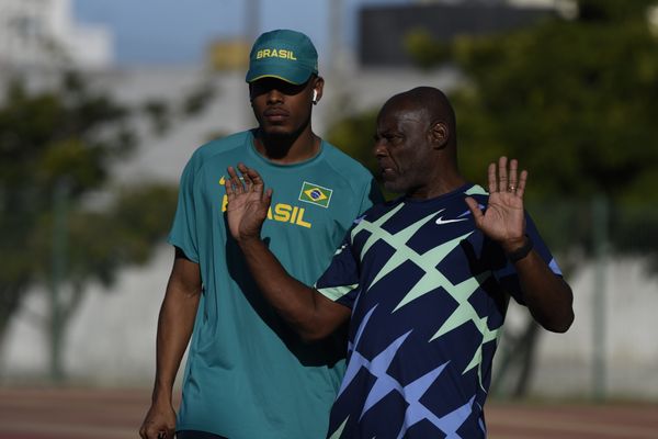 Paulo André retorna aos treinos na pista de atletismo da Ufes em Vitória.