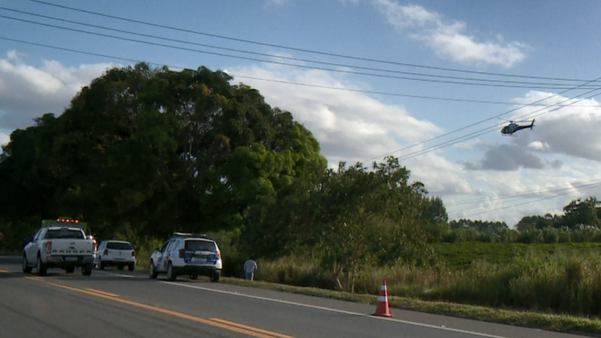 Perseguição a suspeitos de roubo de carro envolveu helicóptero da PM na BR 101, em Aracruz