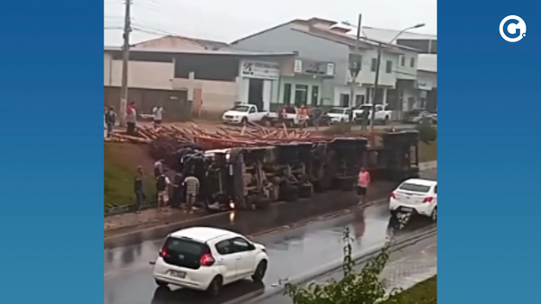 Carreta tomba e motorista fica ferido em Nova Venécia
