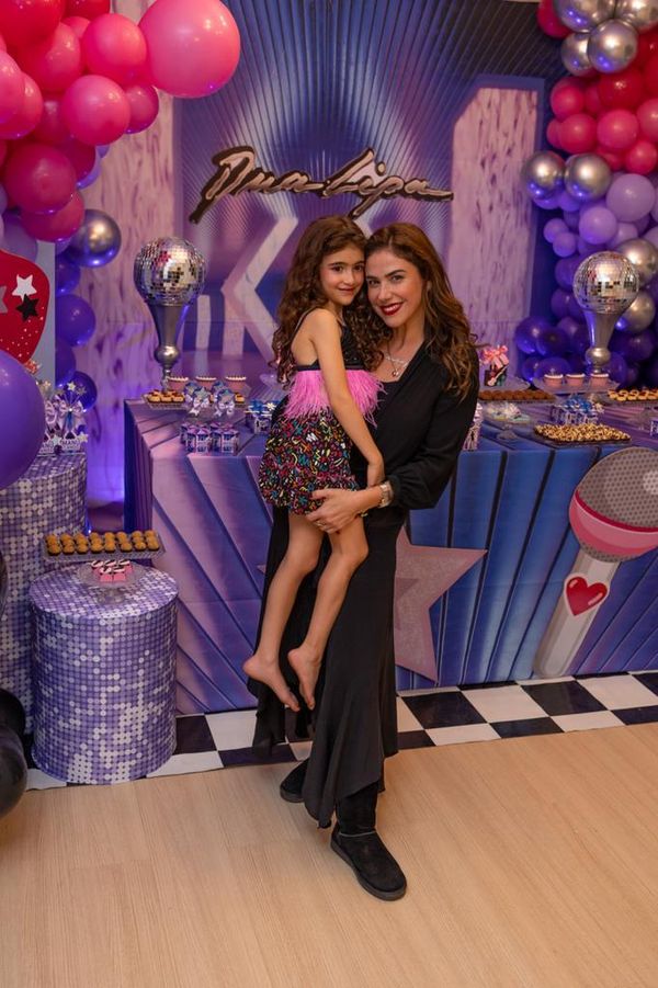 Manuela Ferlin e a mãe Maria Izabel Braga Ferlin