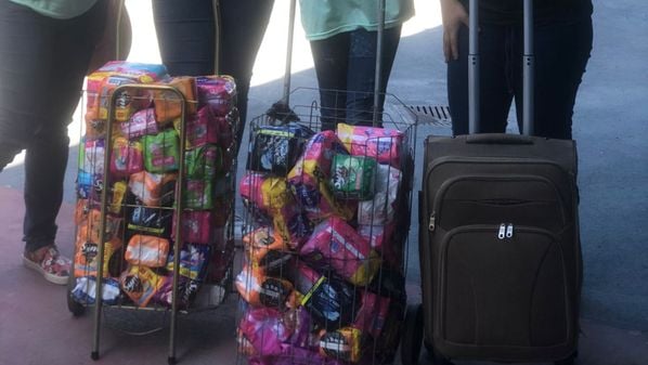 Grupo entregou mais de 500 pacotes de absorventes para mulheres que vivem nas ruas e em bairros de Vila Velha. Iniciativa tem como objetivo combater a pobreza menstrual; entenda o que é isso