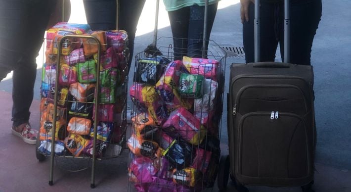 Grupo entregou mais de 500 pacotes de absorventes para mulheres que vivem nas ruas e em bairros de Vila Velha. Iniciativa tem como objetivo combater a pobreza menstrual; entenda o que é isso