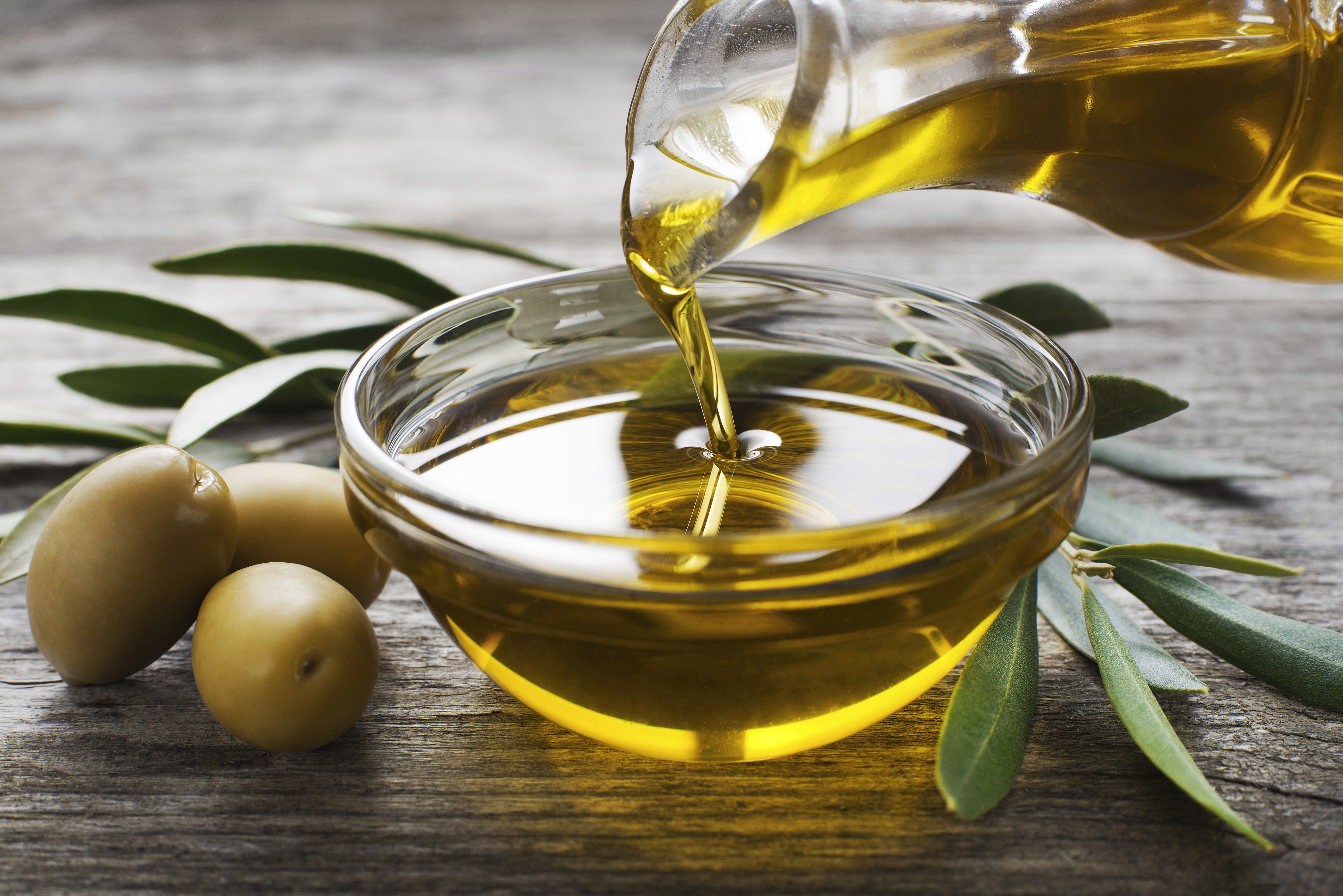 Para a sommelier em azeites de oliva Chania Chagas é importante ter atenção a fatores como as datas de fabricação e de envase