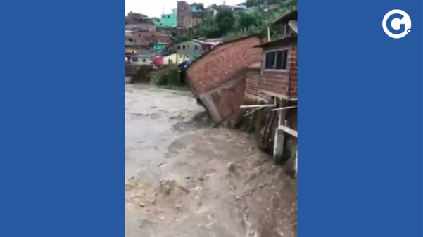 Casa caiu após forte enxurrada que criou correnteza em cidade de Pernambuco