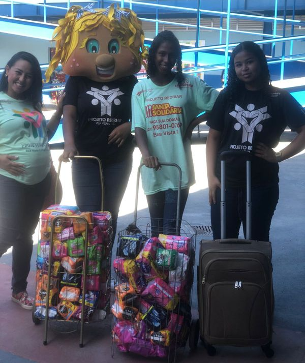 Voluntárias distribuíram absorventes para mulheres de Vila Velha, ES, neste sábado (28). Crédito: Projeto Recriar/Divulgação