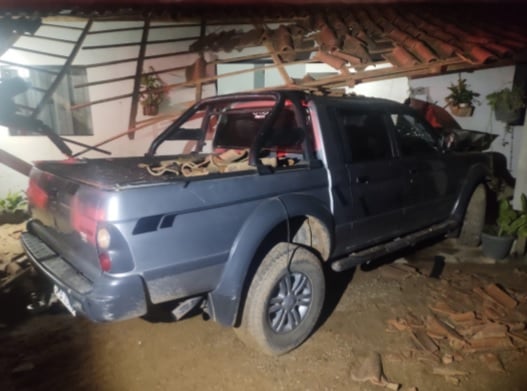 Caminhonete sai da estrada e destrói parte de uma casa em Domingos Martins, neste domingo (29)