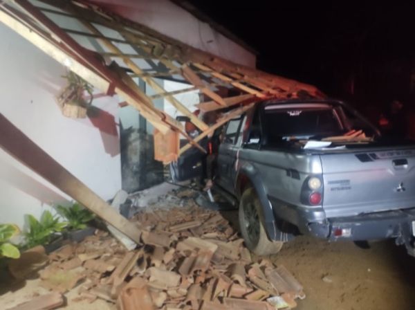 Caminhonete sai da estrada e destrói parte de uma casa em Domingos Martins, neste domingo (29)