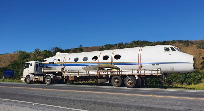 Aeronave foi desmontada em Curitiba e a fuselagem chegou em Divino de São Lourenço nesta segunda-feira (31)
