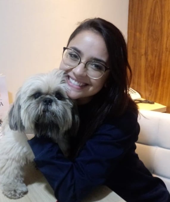 A médica-veretinária Amanda Polese da Silva atendendo a cachorrinha Mel, da tutora Regina Rodrigues, neste período mais frio do ano