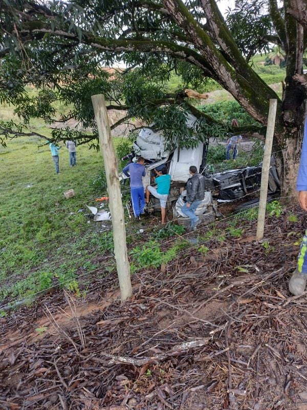 Acidente envolveu uma carreta, um caminhão e um carro em Águia Branca, no Noroeste do Estado por Leitor de A Gazeta