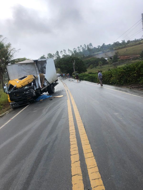 Acidente envolveu uma carreta, um caminhão e um carro em Águia Branca, no Noroeste do Estado por Leitor de A Gazeta