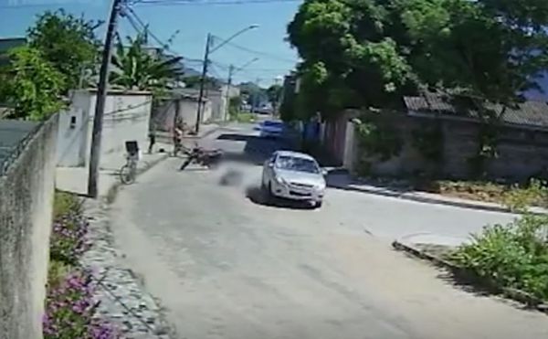 Jovem atropela vizinhos após briga de trânsito em Cidade Continental, na Serra