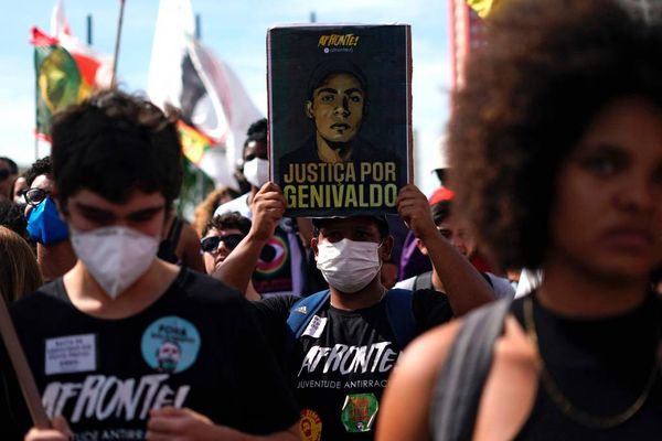 Manifestantes levantam cartazes em repúdio à morte de Genivaldo Santos, em protesto no Rio no sábado (28).