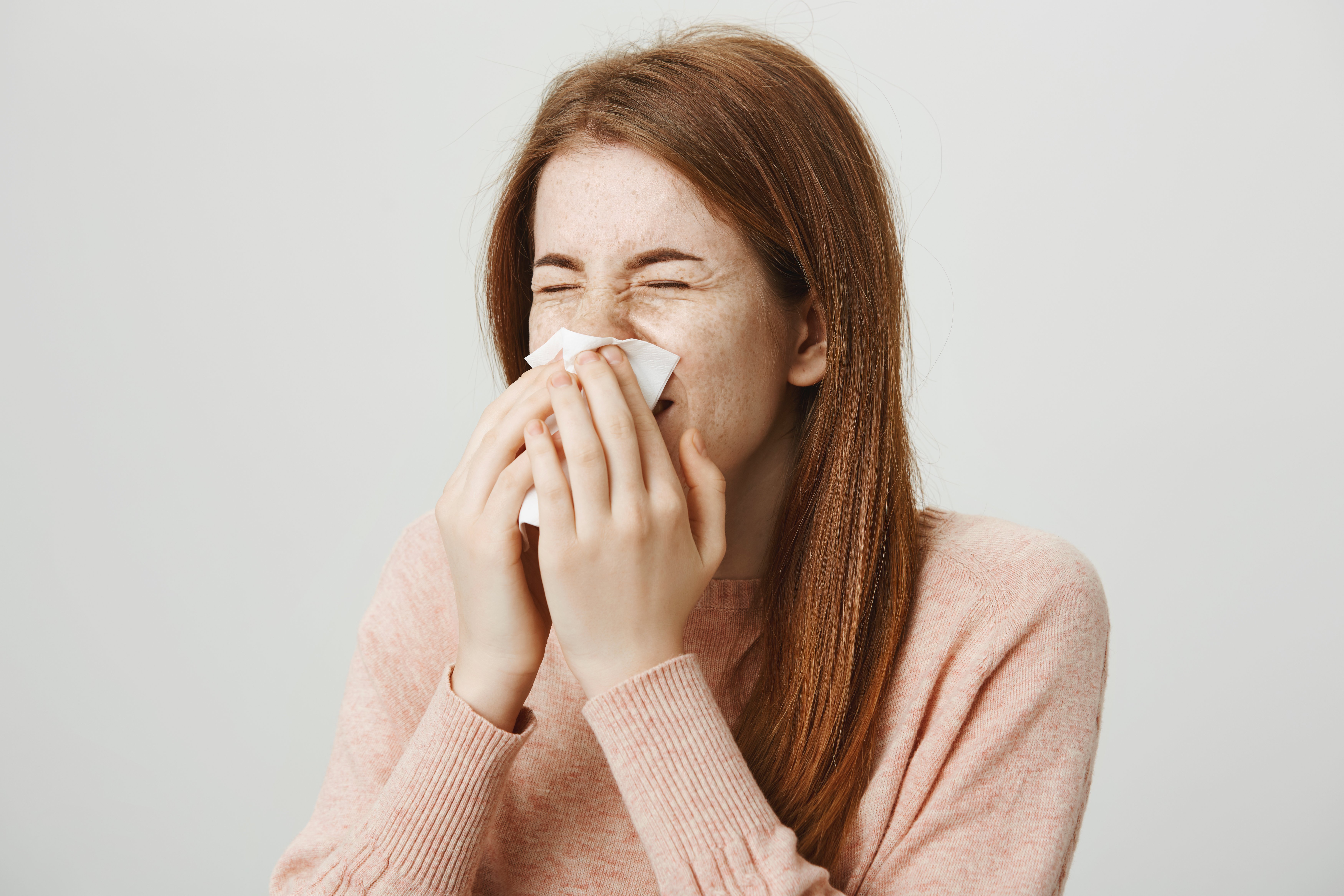 Os principais sintomas da gripe são coriza nasal, dor de garganta, dores nos músculos, febre e dor de cabeça. Confira as dicas para evitar pegar a doença