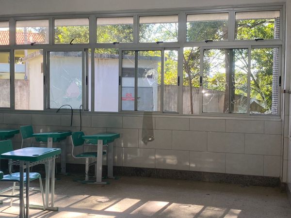 Vidraças quebradas em escola de Aracruz após invasão