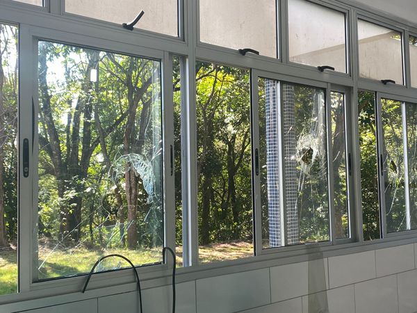 Vidraças quebradas em escola de Aracruz após invasão