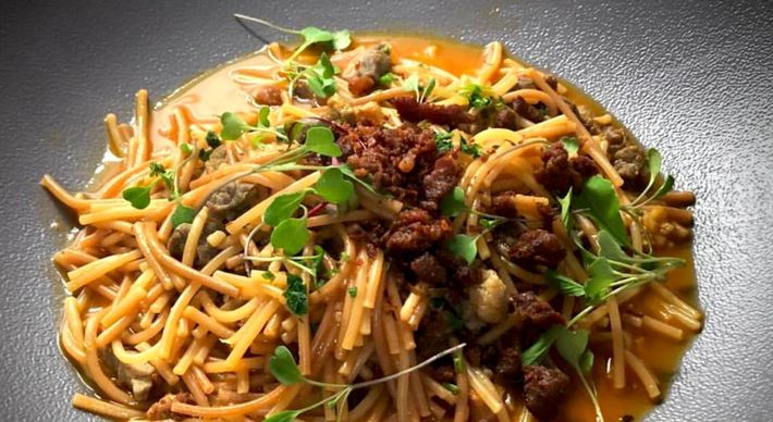 A chef capixaba Júlia Faria recriou uma receita tradicional dos pantaneiros em que os fios do espaguete são quebrados ao meio