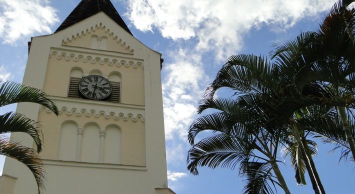A contragosto da Constituição Imperial, membros da Igreja Evangélica de Confissão Luterana construíram uma torre. Em 1887, somente católicos poderiam erguer templos com a estrutura. Para a conclusão da obra, fiéis das duas religiões se uniram