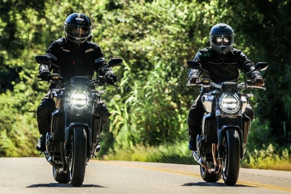 A Honda CB 1000R Black Edition mostra seus atributos em teste de estrada