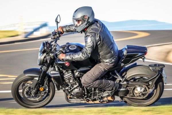 A Honda CB 1000R Black Edition mostra seus atributos em teste de estrada