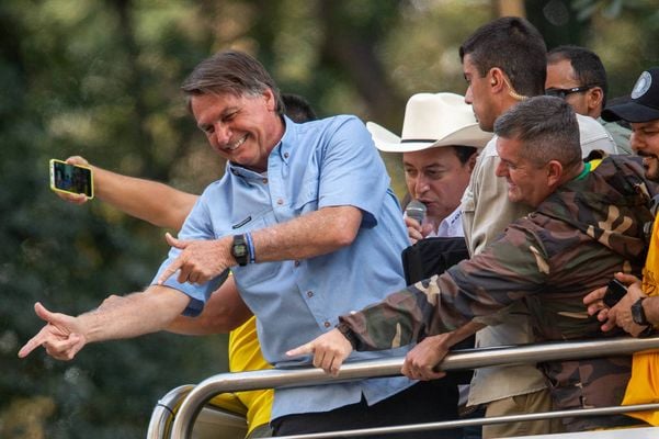 O presidente Jair Bolsonaro (PL) faz gesto simbolizando arma em manifestação de Sete de Setembro em 2021.
