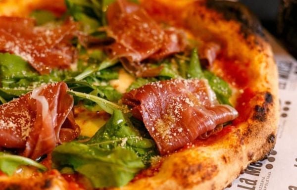 Pizza napoletana com presunto de parma e rúcula 