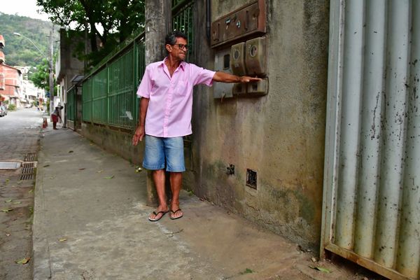 Sr. Arcanjo Virgílio mora há 30 anos no bairro. Ele mostra as marcas dos alagamentos na Rua Flor de Lyrio