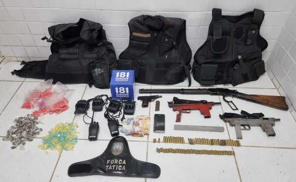 Armas, drogas e munições foram apreendidas em casa na Serra