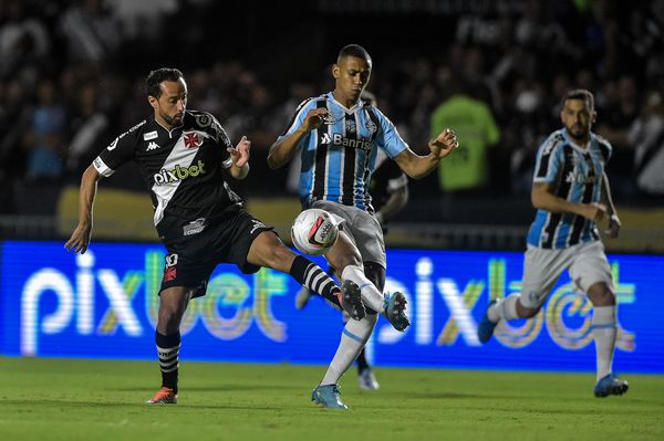 Nenê e Bruno Alves disputam a bola em São Januário