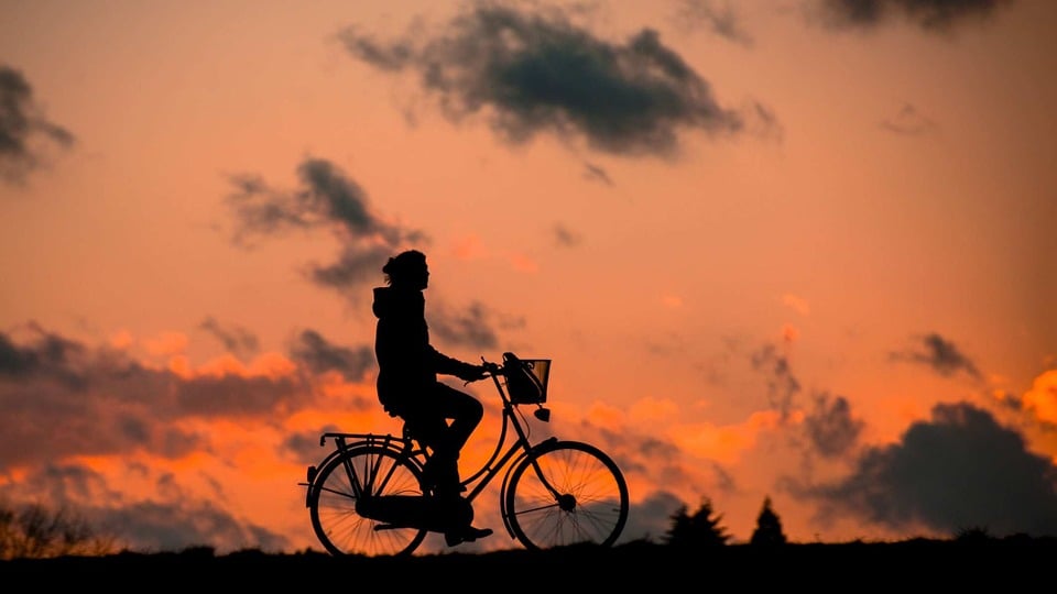 Andar de bicicleta é um exercício que acelera o metabolismo e faz com que o corpo queime calorias mais rapidamente