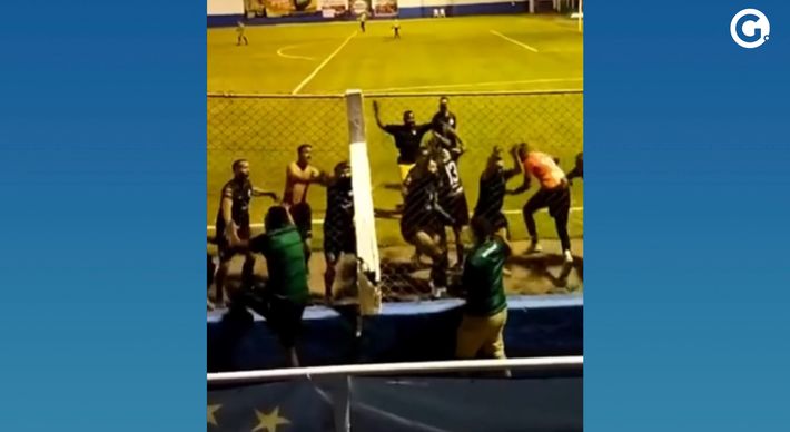 A estrutura cedeu durante a semifinal da XV Taça Cidade de Futebol de Campo; apesar do susto, não houve registro de feridos