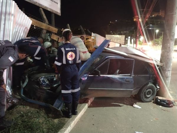 Motorista atropela duas pessoas em ponto de ônibus em Colatina
