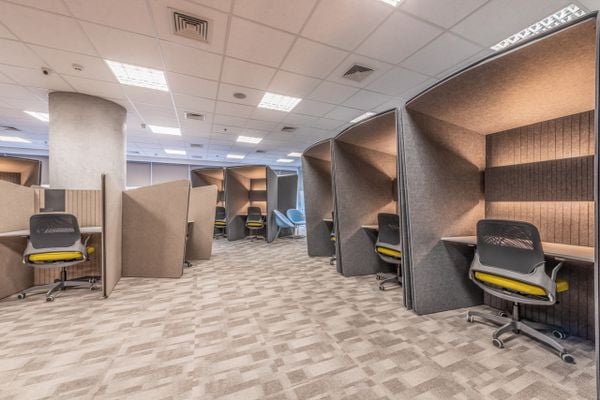 Cabines acústicas também ajudam em reuniões online e a isolar o som no ambiente por Foto por Mauricio Moreno / Projeto de Inae Mikami - IMK Arquitetura e Engenharia