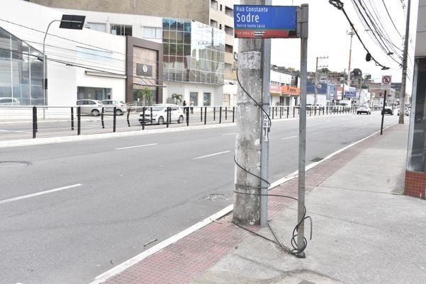 Fios enrolados em poste na Avenida Leitão Da Silva, em Vitória por Ricardo Medeiros