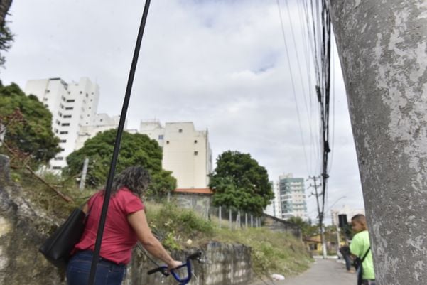 Fios enrolados em poste na Rua Hélio Marconi, em bento Ferreira, Vitória por Ricardo Medeiros