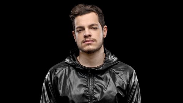 Irmão do DJ Alok desembarca em Vitória para fazer um set repleto de novidades na festa Outros 500, no Espaço Patrick Ribeiro, neste sábado (11)