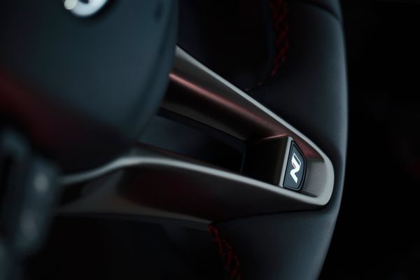 Detalhe do volante, que leva também a marca N Line por Hyundai/Divulgação