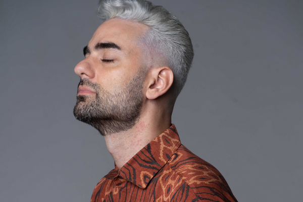 O cantor Douglas Lopes lançou a música 