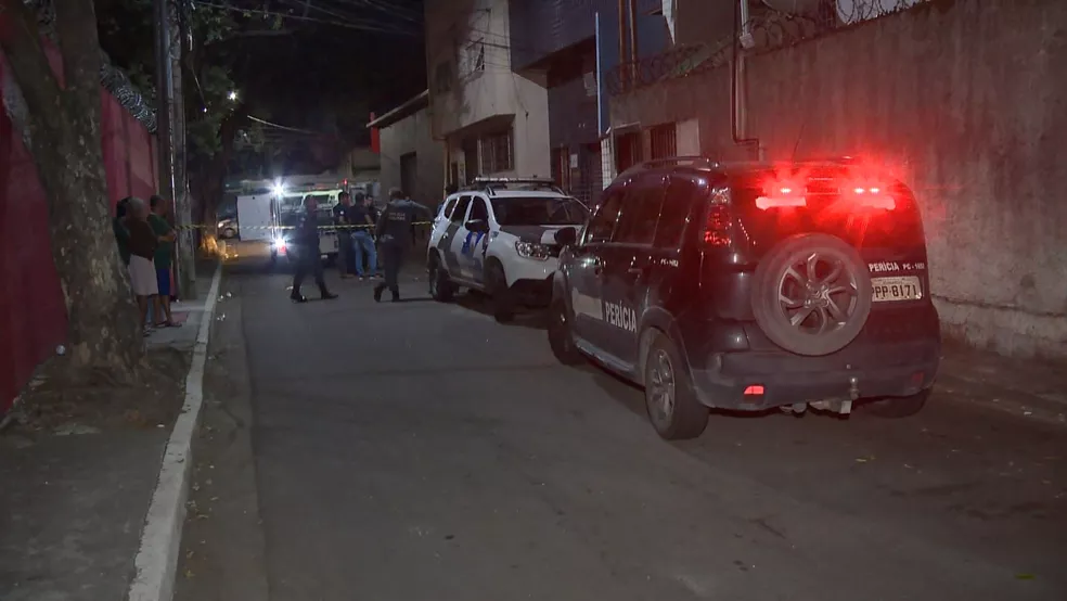 Policiais civis estiveram no bairro Santa Luíza e disseram que, além de estar amarrado, o homem também tinha marcas de agressão nas costas e na cabeça