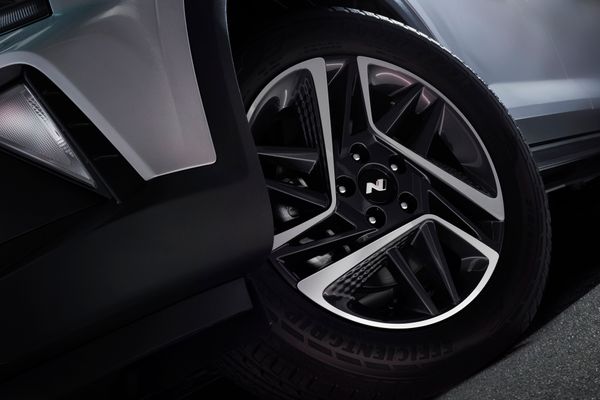 Rodas trazem desenho exclusivo e emblema da marca por Hyundai/Divulgação
