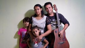Cloves Leone de Araujo, ex-usuário de drogas. Hoje ele, esposa e filhos cantam em praças ou dentro de ônibus para buscar seu sustento e levar uma palavra amiga. 
