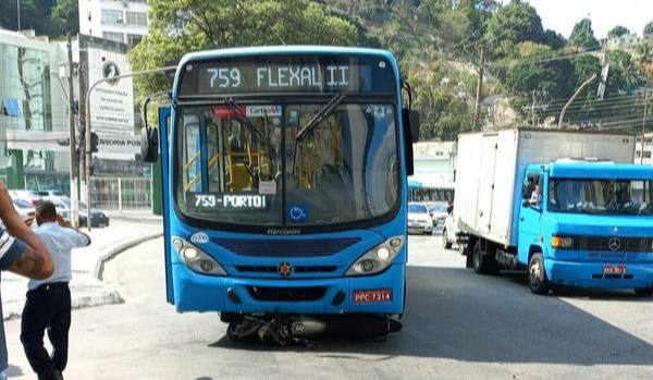 Motociclista ficou ferido em acidente com ônibus do Transcol no Centro de Vitória. Crédito: Leitor de A Gazeta
