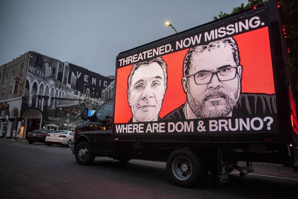 Caminhões com telas exibem imagem e mensagens sobre desaparecimento do jornalista britânico Dom Phillips e do indigenista Bruno Pereira pelas ruas de Los Angeles (EUA)