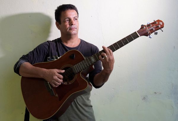 Cloves Leone de Araújo é ex-usuário de drogas e hoje canta com a família para se sustentar e levar uma palavra amiga às pessoas