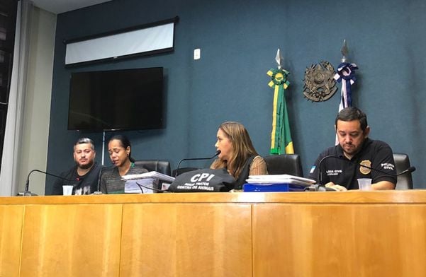 Marcelo Santos e a esposa estiveram na Assembleia durante coletiva de imprensa sobre a operação em Vila Velha
