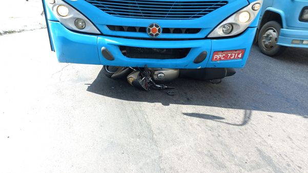 Motociclista ficou ferido em acidente com ônibus do Transcol no Centro de Vitória